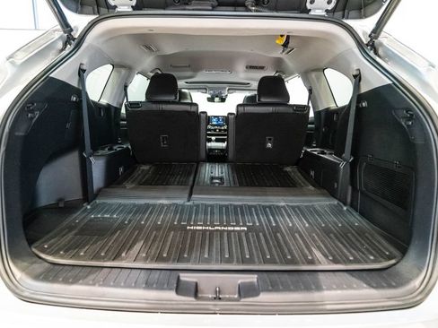 Used 2021 Toyota Highlander XLE AWD/4WD image 36