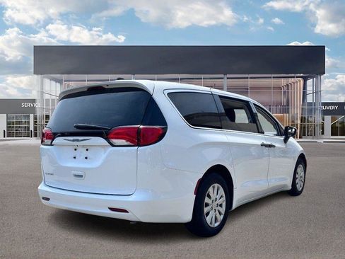 Used 2020 Chrysler Voyager L image 4