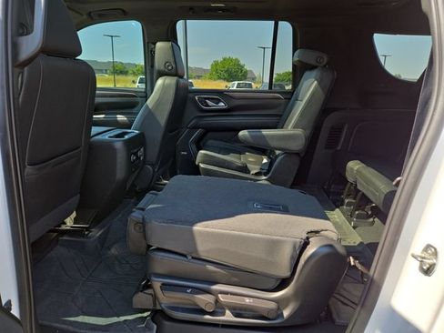 Used 2022 Chevrolet Suburban Z71 w/ Off-Road Capability Package AWD/4WD image 32
