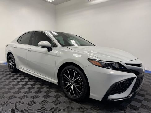 Used 2024 Toyota Camry SE FWD image 1