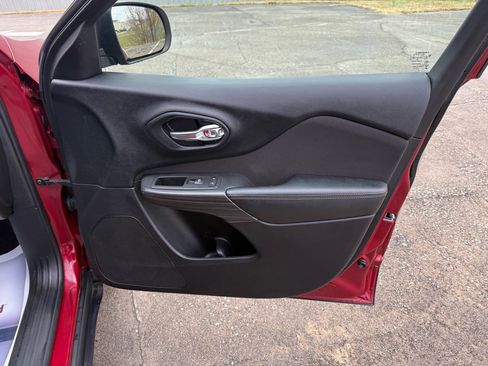 Used 2017 Jeep Cherokee Sport image 28