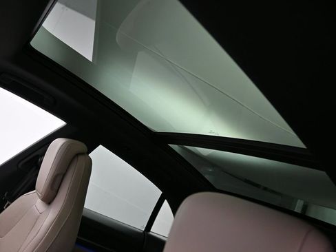 Certified 2025 Porsche Macan Electric RWD image 11