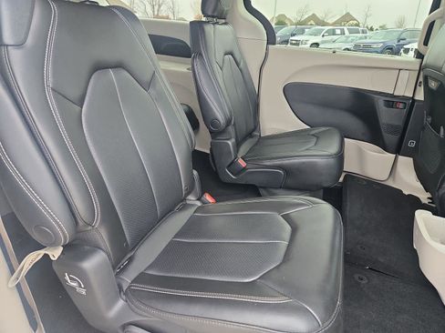 Used 2023 Chrysler Pacifica Touring-L image 20
