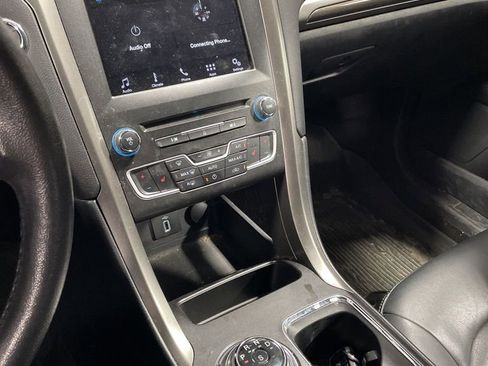 Used 2017 Ford Fusion SE w/ Fusion SE Technology Package image 4