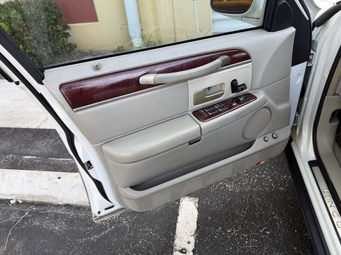 Used 2003 Lincoln Town Car Signature RWD image 12