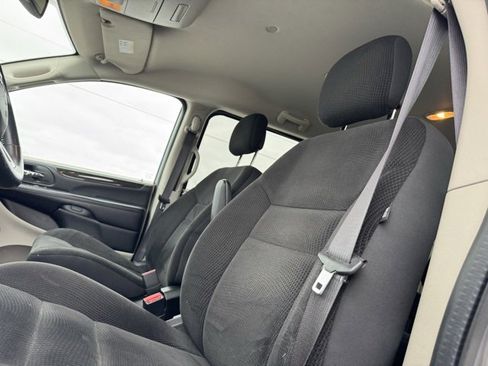 Used 2019 Dodge Grand Caravan SE w/ UConnect Hands-Free Group image 8