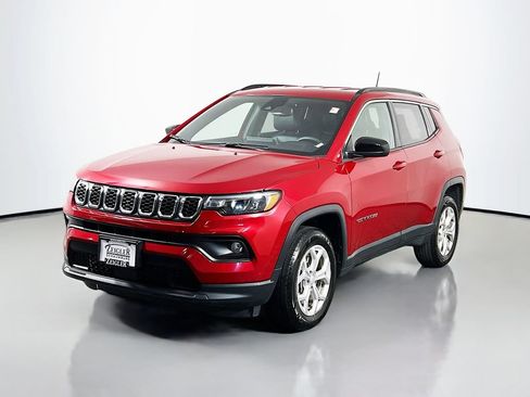 Used 2024 Jeep Compass Latitude AWD/4WD image 3