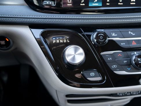 Used 2024 Chrysler Pacifica Select image 28