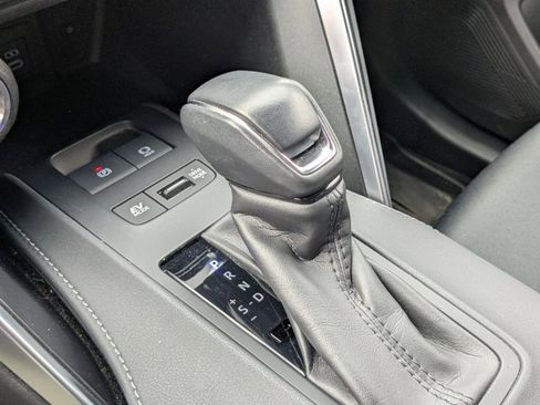 Used 2023 Toyota Venza LE image 12