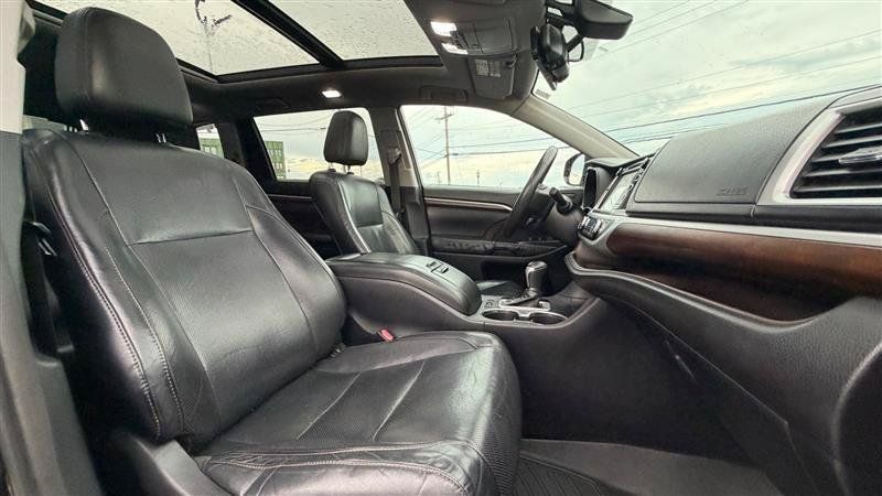 Used 2015 Toyota Highlander Limited Platinum AWD/4WD image 33