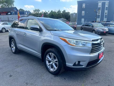 Used 2014 Toyota Highlander XLE AWD/4WD image 3