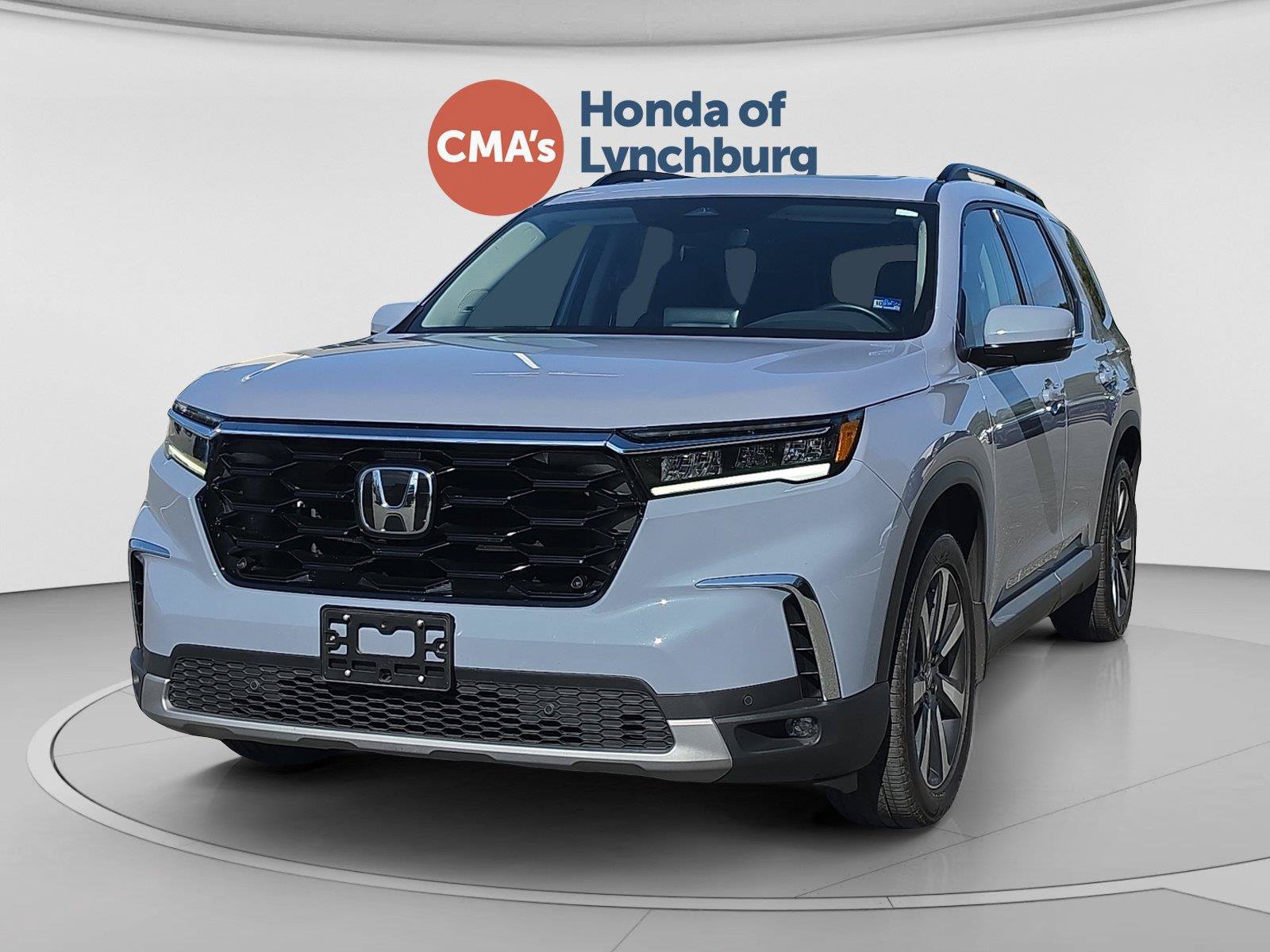 Used 2025 Honda Pilot Touring image 1