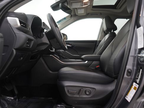 Used 2025 Toyota Highlander XLE AWD/4WD image 23