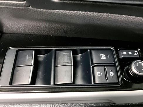 Used 2025 Toyota Sienna Platinum image 32