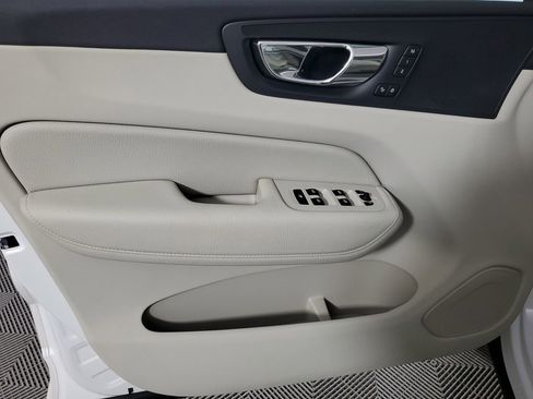 Used 2018 Volvo XC60 T5 Momentum w/ Vision Package image 21