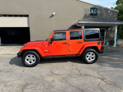 Used 2015 Jeep Wrangler Unlimited Sahara w/ Connectivity Group AWD/4WD image 8