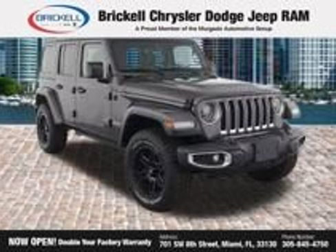 Used 2025 Jeep Wrangler Unlimited Sahara w/ Safety Group AWD/4WD image 3