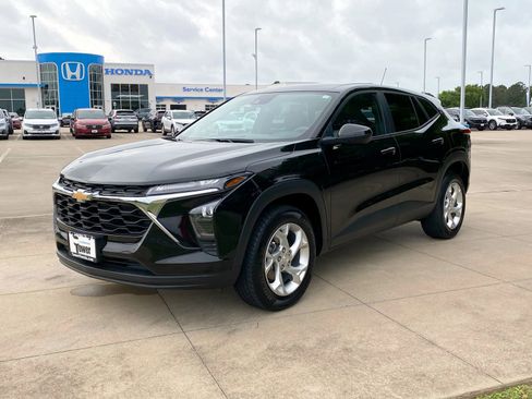 Used 2024 Chevrolet Trax LS w/ LS Convenience Package image 3