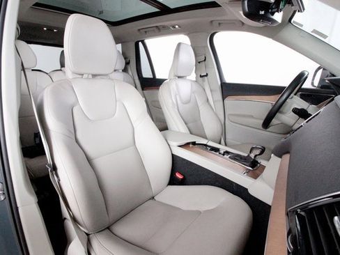 Certified 2022 Volvo XC90 T6 Momentum w/ Advanced Package image 22