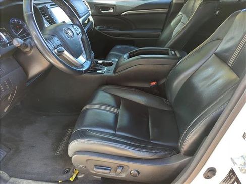 Used 2017 Toyota Highlander SE image 12