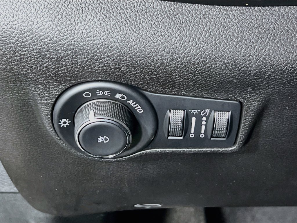 Used 2023 Jeep Compass Latitude AWD/4WD image 18