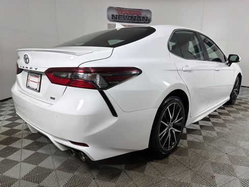 Used 2023 Toyota Camry SE image 3