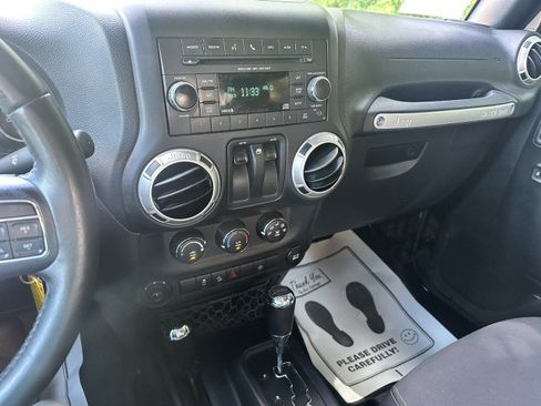 Used 2017 Jeep Wrangler Sahara w/ Connectivity Group AWD/4WD image 14