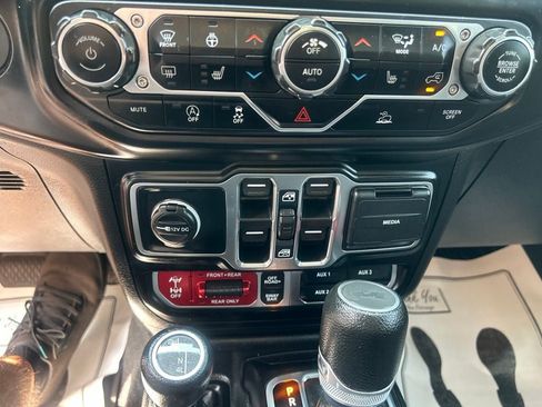 Used 2022 Jeep Wrangler Unlimited Rubicon w/ Dual Top Group AWD/4WD image 17