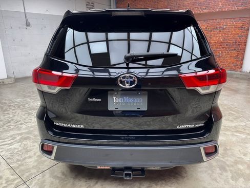 Used 2019 Toyota Highlander AWD V6 image 4
