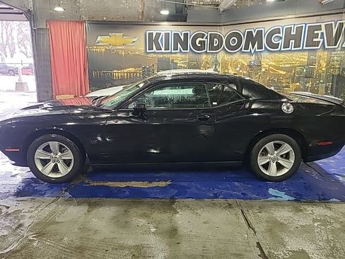 Used 2023 Dodge Challenger SXT image 2