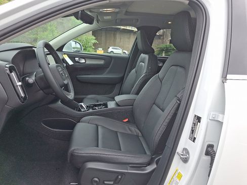 New 2025 Volvo XC40 B5 Plus w/ Protection Package Premier image 9