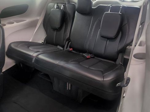 Used 2024 Chrysler Pacifica Touring-L image 20