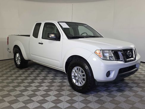 Used 2019 Nissan Frontier SV image 2