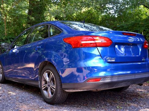 Used 2018 Ford Focus SE w/ SE Appearance Package FWD image 6