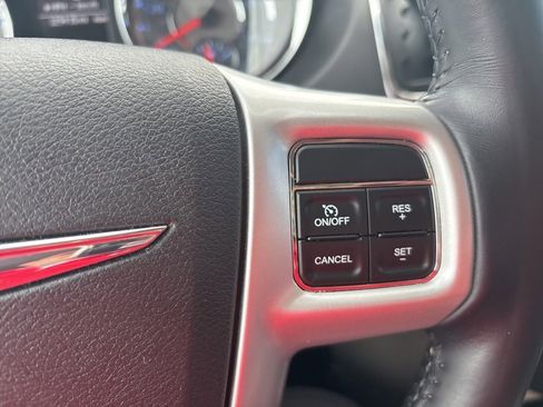 Used 2016 Chrysler Town & Country Touring image 21