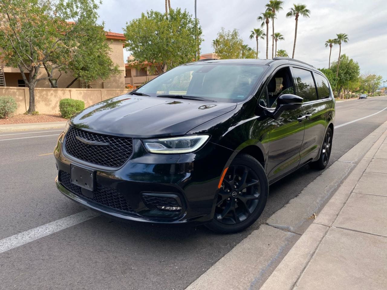 Used 2025 Chrysler Pacifica Limited FWD image 6
