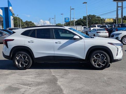 Certified 2025 Chevrolet Trax LT FWD image 3