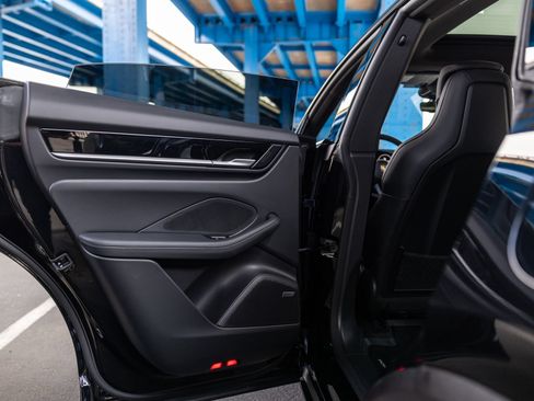 Certified 2025 Porsche Macan Electric RWD image 40