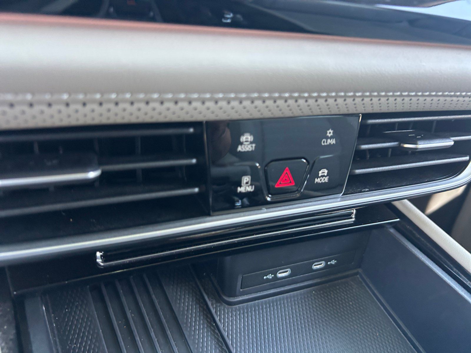 Certified 2025 Volkswagen Atlas SEL AWD/4WD image 12
