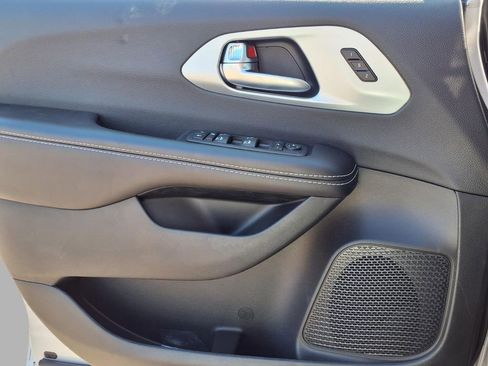 New 2026 Chrysler Pacifica Limited AWD/4WD image 18