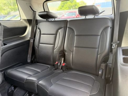 Used 2019 GMC Acadia SLT AWD/4WD image 16