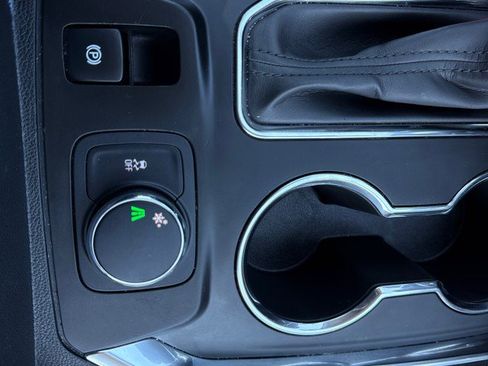 Used 2021 Chevrolet Traverse LT w/ LT Premium Package image 22