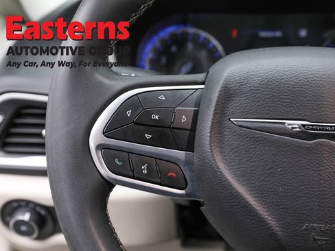 Used 2023 Chrysler Pacifica Touring-L image 15