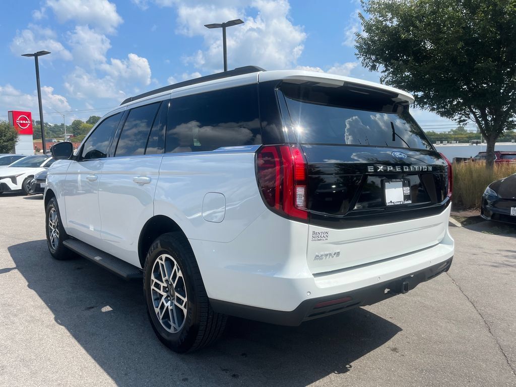 Used 2025 Ford Expedition Active RWD image 3
