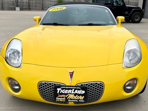Used 2008 Pontiac Solstice Convertible w/ Premium Package RWD image 2