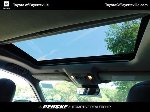 Used 2023 Toyota Highlander XLE AWD/4WD image 4