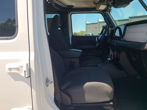 Used 2025 Jeep Wrangler Unlimited Sahara AWD/4WD image 27