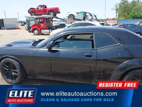 Used 2016 Dodge Challenger SRT Hellcat image 30