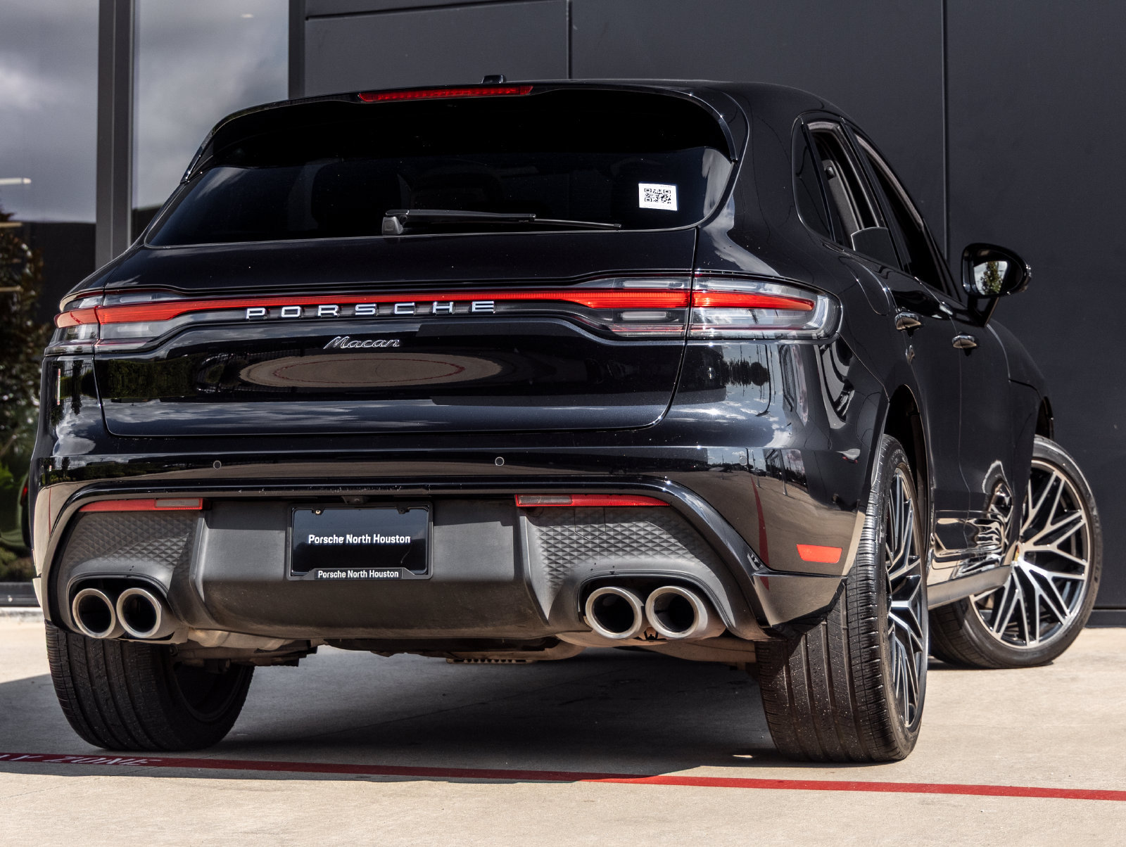 Certified 2024 Porsche Macan AWD/4WD image 11