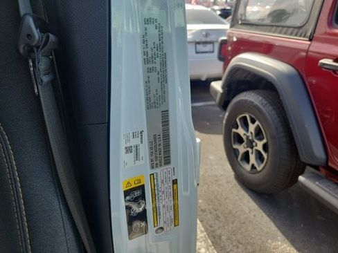 Certified 2025 Jeep Gladiator Sport AWD/4WD image 32